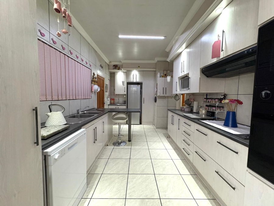6 Bedroom Property for Sale in Lakeview Free State